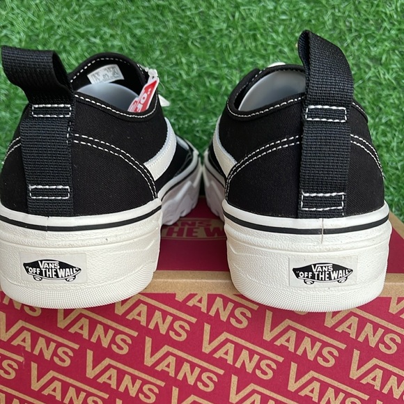 Vans Men’s Sentry Old Skool (Canvas) Black/Marshmallow
VN0A5KR3VQE
Sneakers - Picture 6 of 16